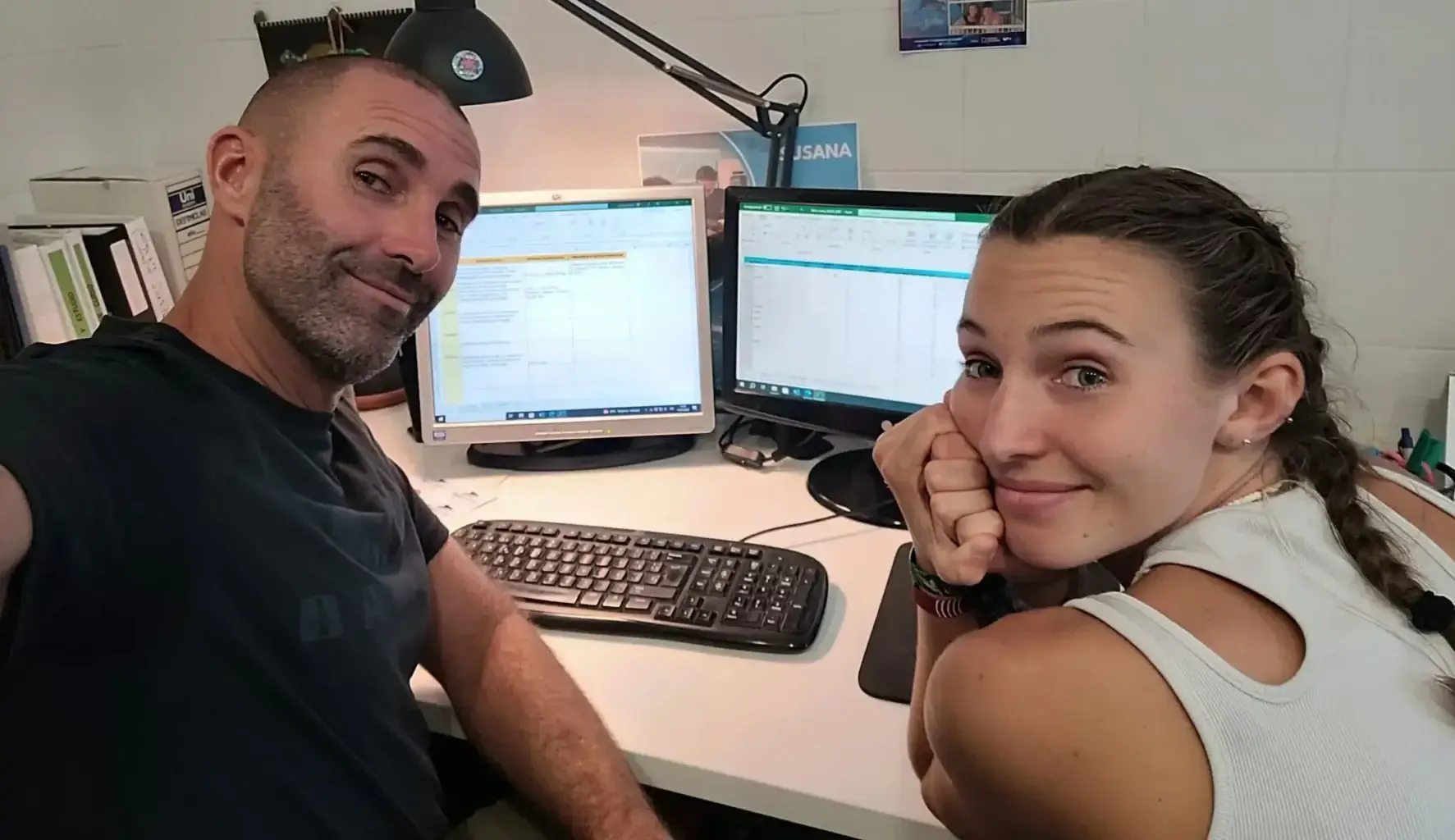 Arnaud Legrand et sa fille devant les ordinateurs de recherches
