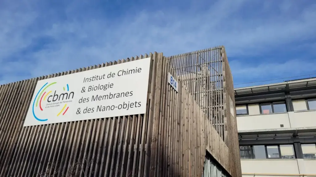 Vu extérieur du bâtiment de l'institut de Chimie et biologie des membranes et des Nano-objets (CBMN)