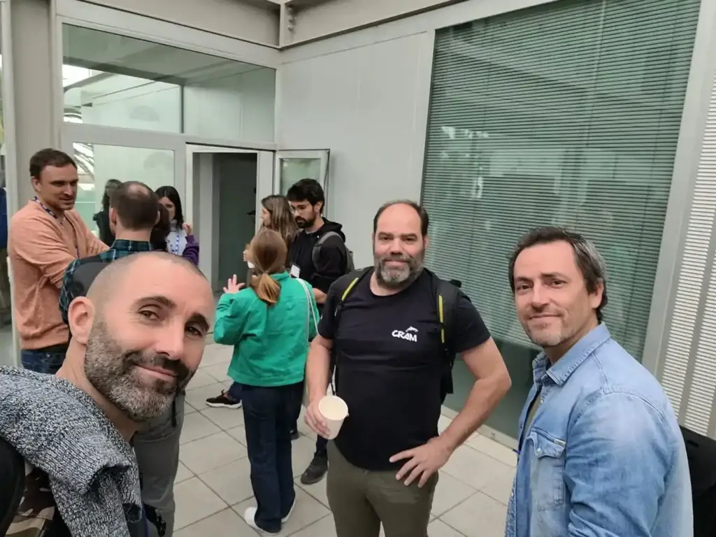 photos de l'equipe caoua devant le bâtiment du congrès de l'Ocean Decade 2024 sur la pollution microplastiques