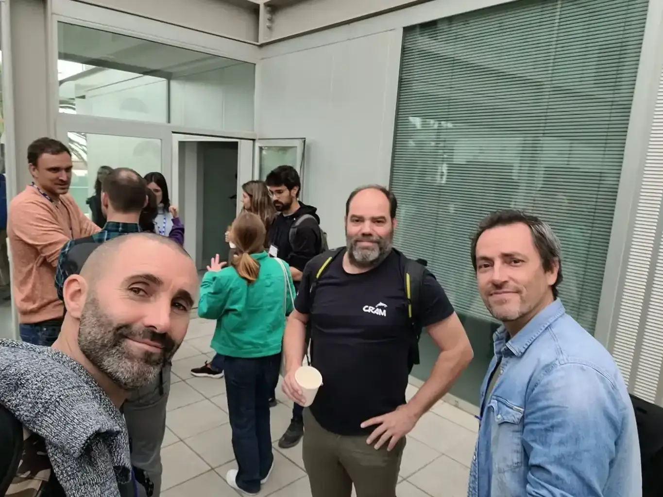 photos de l'equipe caoua devant le bâtiment du congrès de l'Ocean Decade 2024 sur la pollution microplastiques