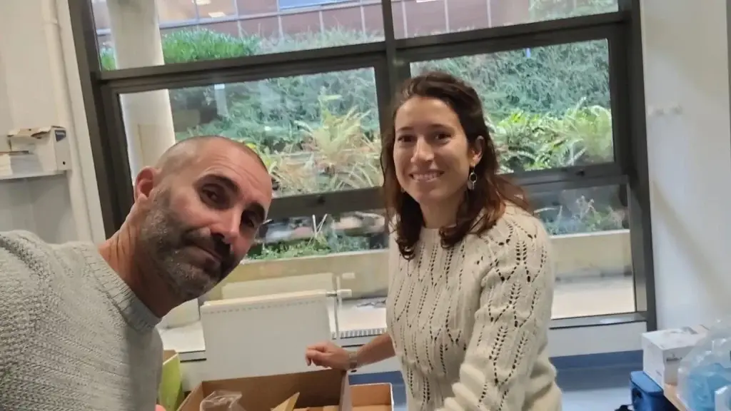 Arnaud Legrand et Sandie dans une salle prépare le matériel d'analyse