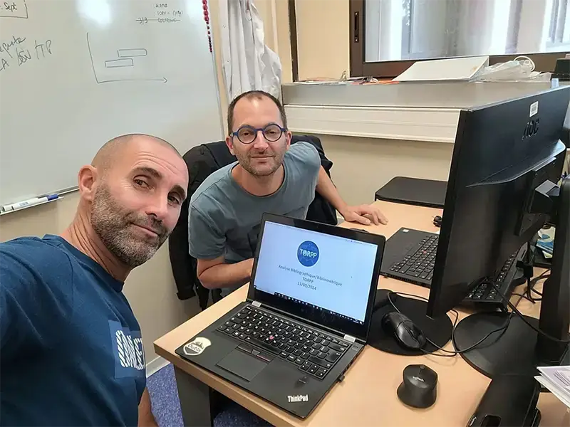 Arnaud Legrand et son collègue devant leur pc pour analyser la corrélation entre micro et nano plastiques et digestion
