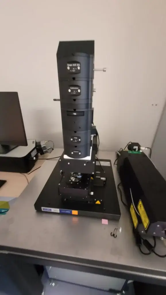 Microscope cellulaire sur un plan de travail du CBMN pour corréler biologie et microplastiques