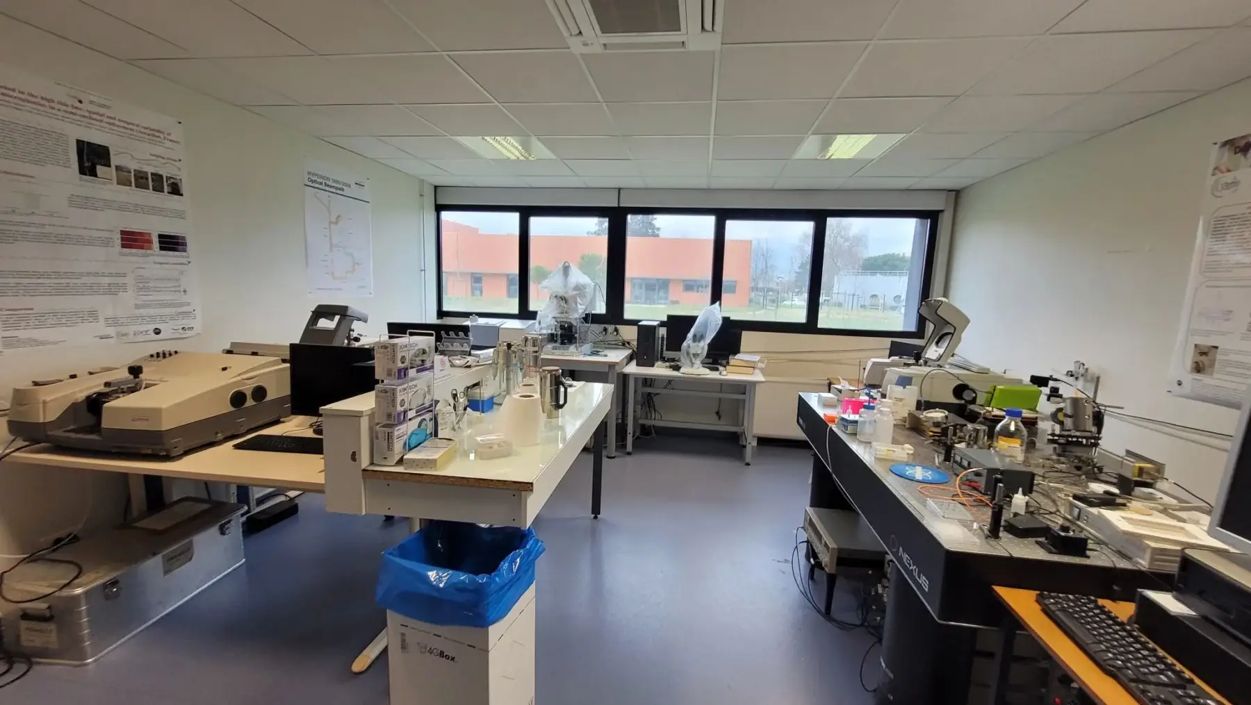 Salle d'analyse avec différents matériels scientifiques du CBMN pour des analyses biologie et microplastiques