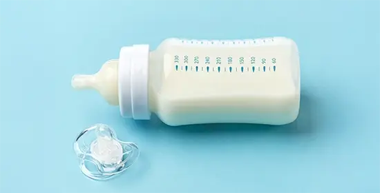 biberons en plastique avec lait maternel pour identifier les troubles nutritionnels