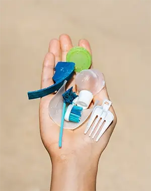 main tenant des morceaux de plastiques pour les études sur la pollution plastique