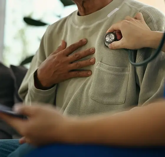 médecin entrain d'écoute avec un stéthoscope le cœur d'un patient